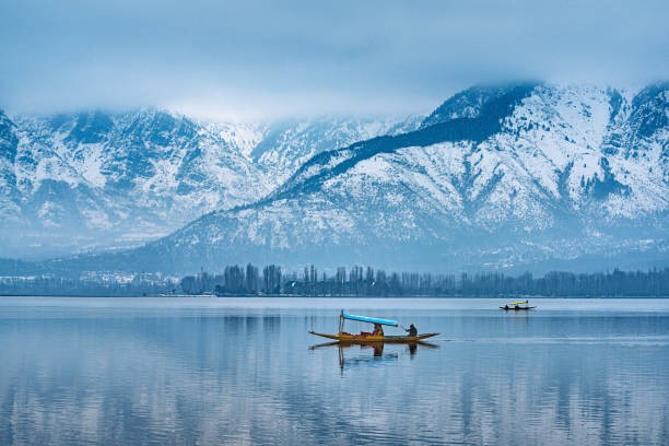 dal-lake-winter-shikara-kashmir