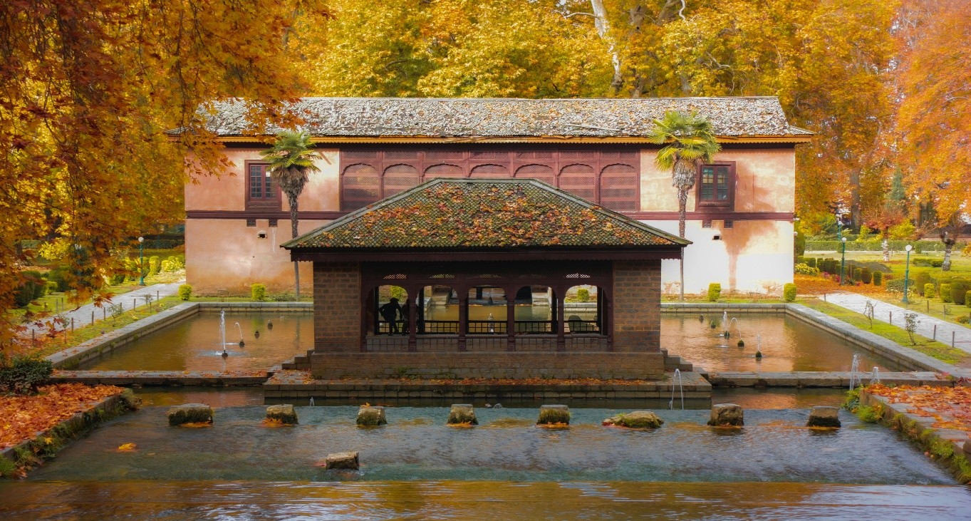 kashmir-mughal-garden-autumn-pavilion-water-channel