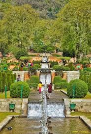 kashmir-mughal-garden-long-water-channel-terraces