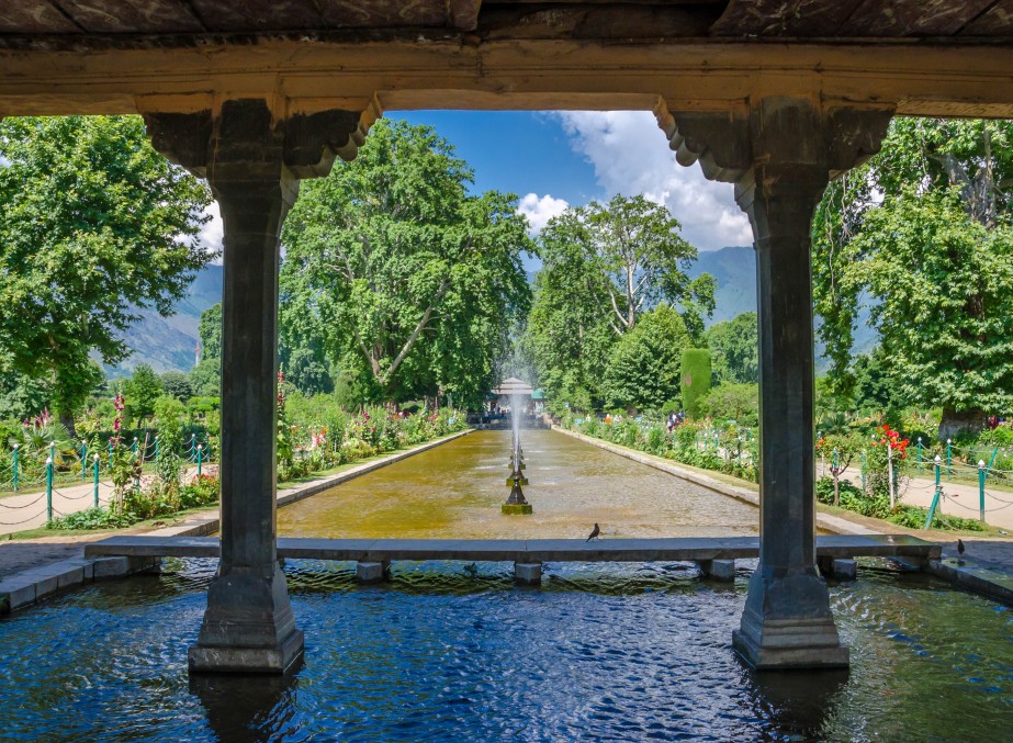 kashmir-mughal-garden-water-channel-view-from-pavilion