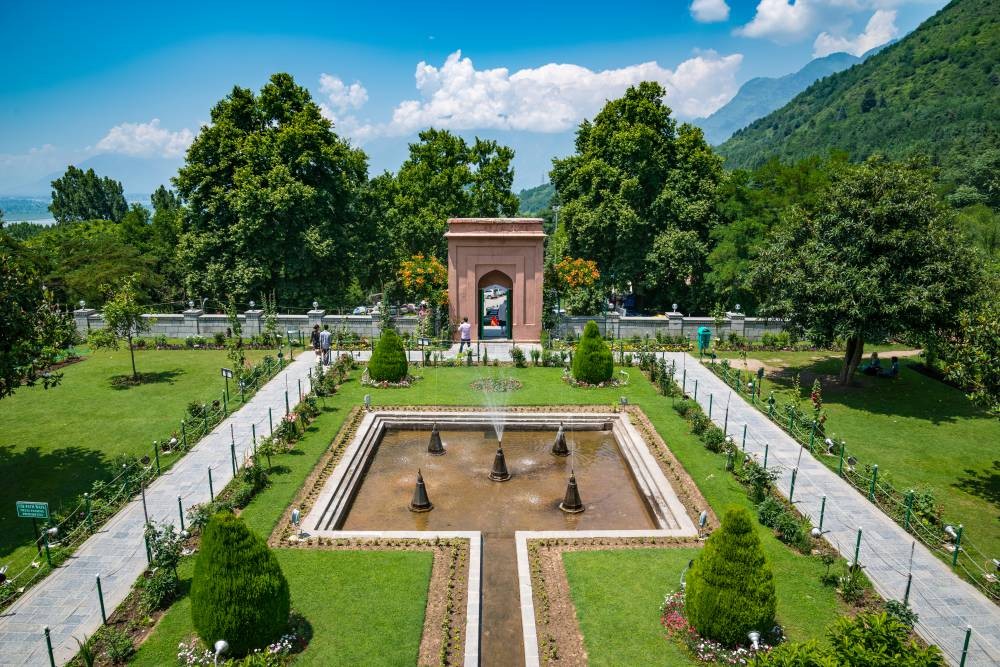 kashmir-mughal-gardens-dal-lake-zabarwan-overview