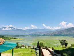 kashmir-valley-lake-panorama-daytime