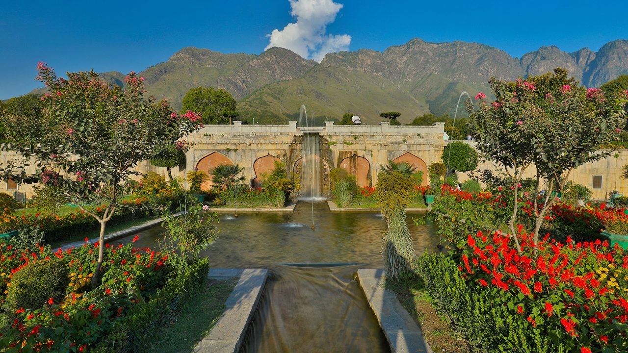 mughal-garden-flower-beds-mountains-kashmir