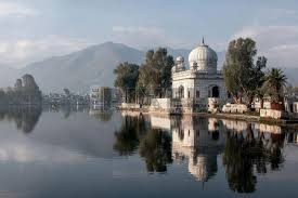 hazratbal-mosque-dal-lake-reflection