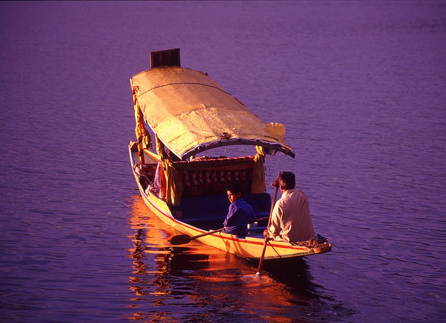 traditional-shikara-rowing-kashmir